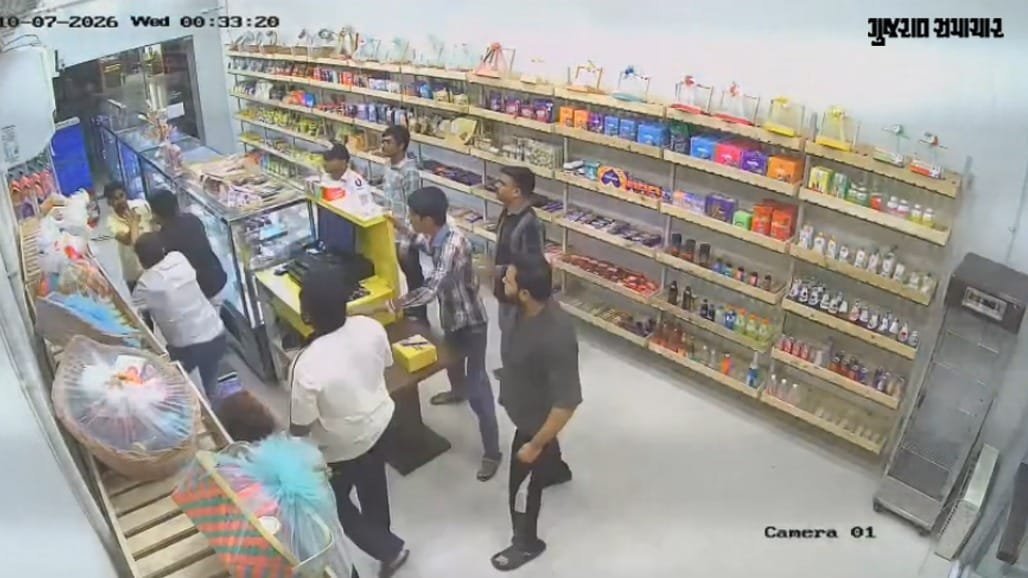 અમદાવાદના નિકોલમાં કેક પર લાલ ક્રીમ ન મળતાં ગ્રાહકે કર્મચારીને માર્યો, સોશિયલ મીડિયા ફોલોઅર્સનો રોફ