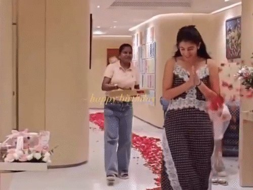 રાધિકા અંબાણીનો જન્મદિવસ: સ્ટાફની ફૂલોની વર્ષા અને સાદગીભર્યા લુકની ચર્ચા