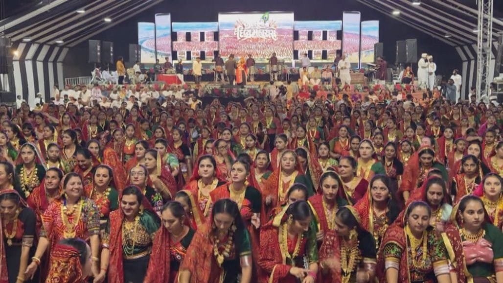 રાજકોટમાં 900 કિલો સોનાના ઘરેણાં સાથે 15,000 આહીરાણીઓનો ભવ્ય રાસ