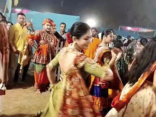 નવરાત્રિના છેલ્લા નોરતે ગુજરાતમાં ગરબાની ધૂમ: સુરતમાં 20 હજાર દીવડાની મહાઆરતી, અમદાવાદ-વડોદરા-રાજકોટમાં ગ્રાઉન્ડ્સ ફુલ