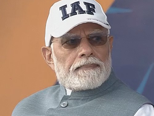 કાશીમાં એર શો: રાફેલ-સુખોઈની ગર્જનાથી ગુંજ્યું આકાશ, 100 વિમાનો સામેલ