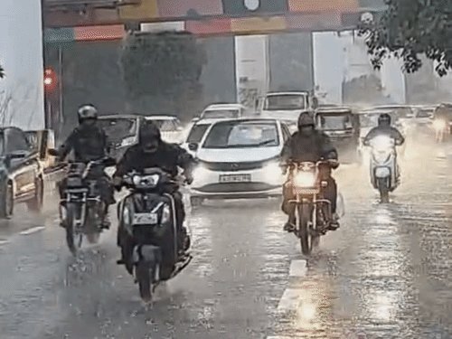 અમદાવાદમાં ધોધમાર વરસાદ: મીઠાખળી અંડરપાસ બંધ, આગામી 3 કલાક રેડ એલર્ટ