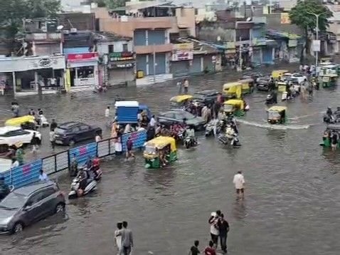 અમદાવાદમાં ભારે વરસાદ: હાટકેશ્વર સર્કલ પાણીમાં, ટ્રાફિકજામ