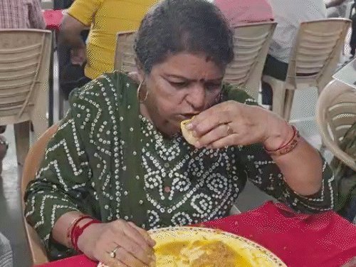 જામનગરમાં ગણેશ ચતુર્થીએ લાડુ સ્પર્ધા: મહિલાઓએ 15 મિનિટમાં 15 લાડુ ખાઈને પુરુષોને પછાડ્યા