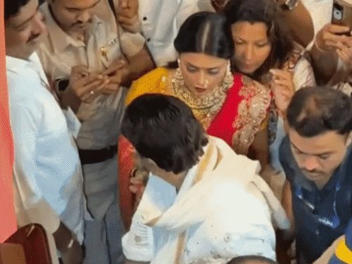 ગોવિંદાએ કોમલ રાની સાથે લાલબાગચા રાજાનાં દર્શન કર્યાં, સુનીતા અલગ પહોંચી